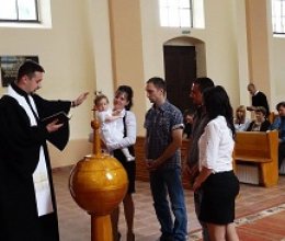 70 év után keresztelő a bácsfeketehegyi evangélikus templomban